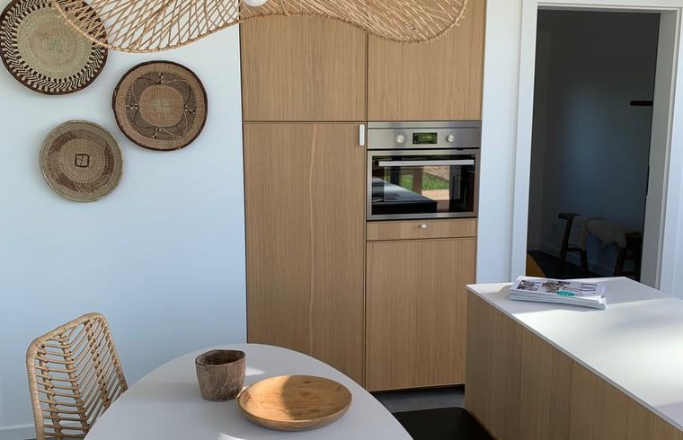 Moderne Kueche im Ferienhaus Kamperland, mit stilvollen Holzelementen, Noord-Beveland, Zeeland.