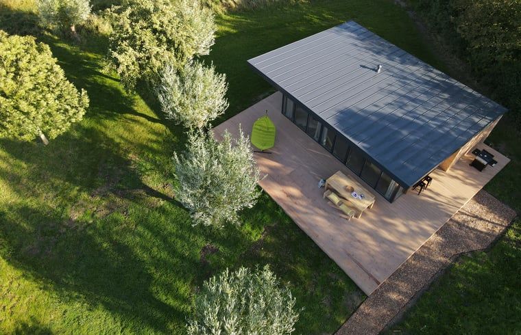 Ferienhaus in Kamperland mit grosser Terrasse und gruener Umgebung, gelegen in Noord-Beveland, Zeeland.