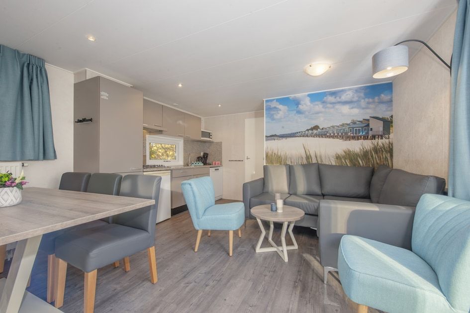 Stilvolles Wohnzimmer des Chalets RP6B in Kamperland, Noord-Beveland, Zeeland, mit moderner Kueche und gemuetlicher Sitzecke.