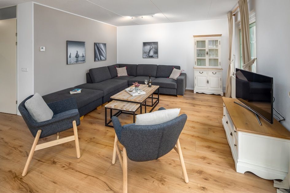 Gemuetliches Wohnzimmer im Ferienhaus Villa R6C, Kamperland, mit bequemer Sitzecke und moderner Einrichtung fuer einen entspannten Aufenthalt in Zeeland.