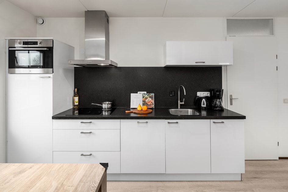 Gemuetliches Schlafzimmer in der Villa R6C, einem Ferienhaus in Kamperland, Noord-Beveland, Zeeland mit bequemen Betten und natuerlichem Licht.