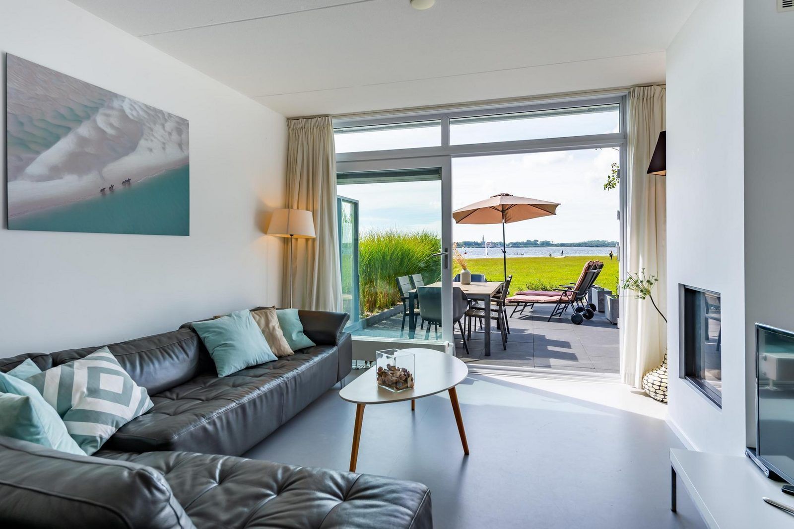 Comfortabele woonkamer in VZ2312 Vakantiehuis in Kamperland met zicht op het terras, Noord-Beveland, Zeeland.