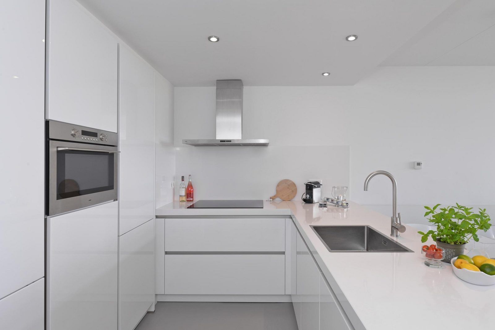 Moderne keuken van VZ2312 Vakantiehuis in Kamperland, ideaal voor koken in Noord-Beveland, Zeeland.