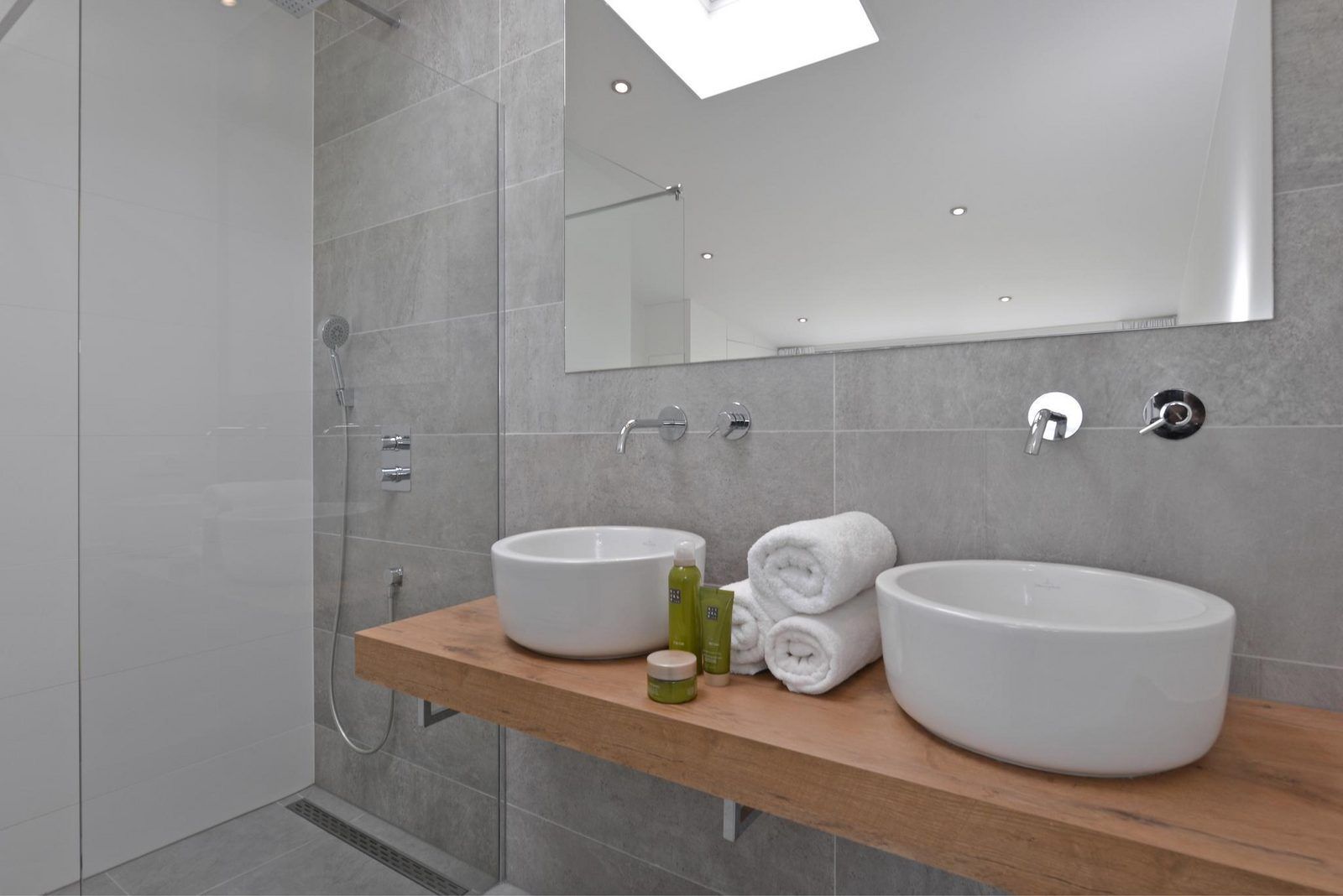 Stijlvolle badkamer in VZ2312 Vakantiehuis in Kamperland met dubbele wastafel, Noord-Beveland, Zeeland.