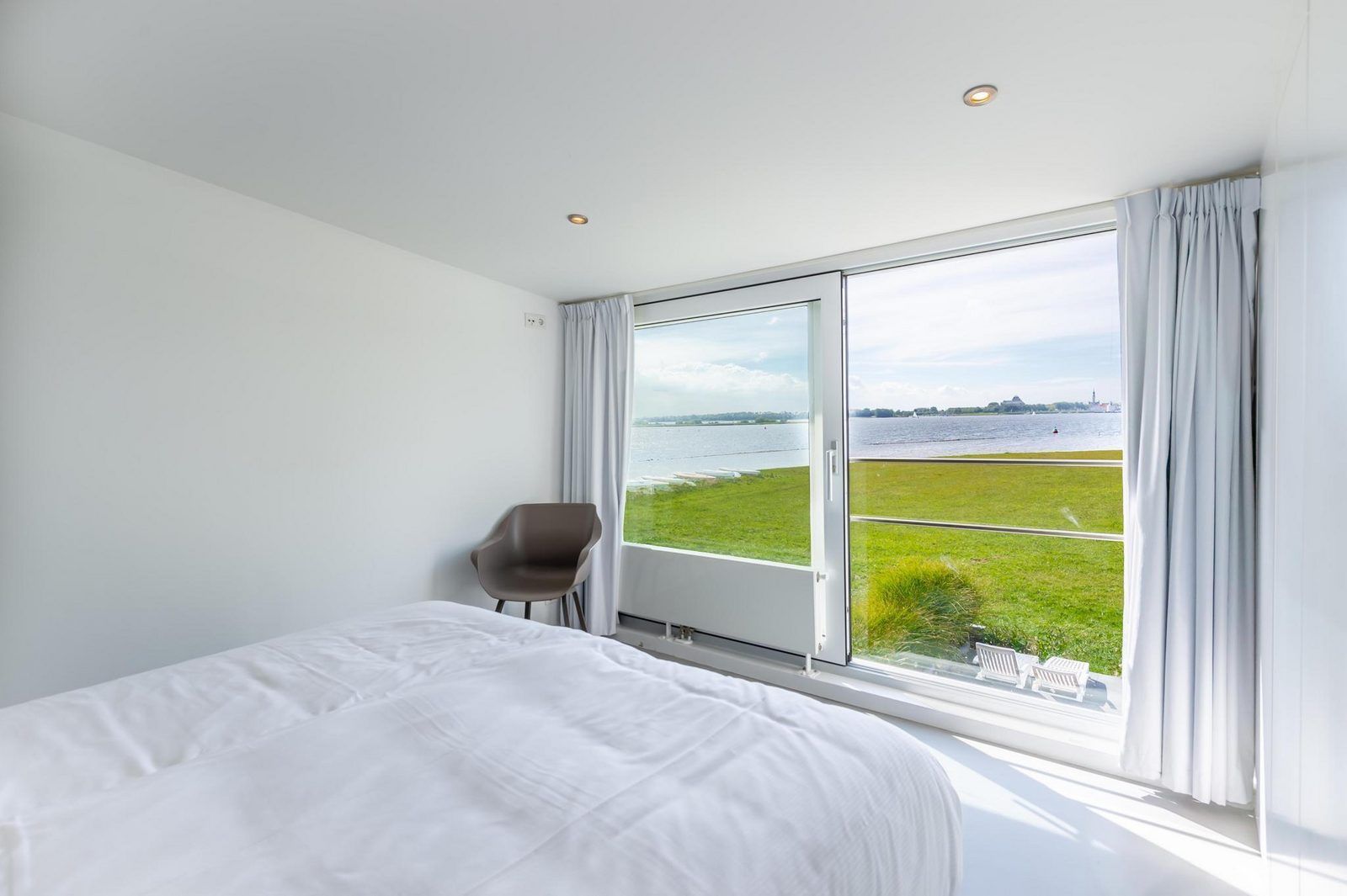 Ruime slaapkamer in VZ2312 Vakantiehuis in Kamperland met zicht op het water, Noord-Beveland, Zeeland.