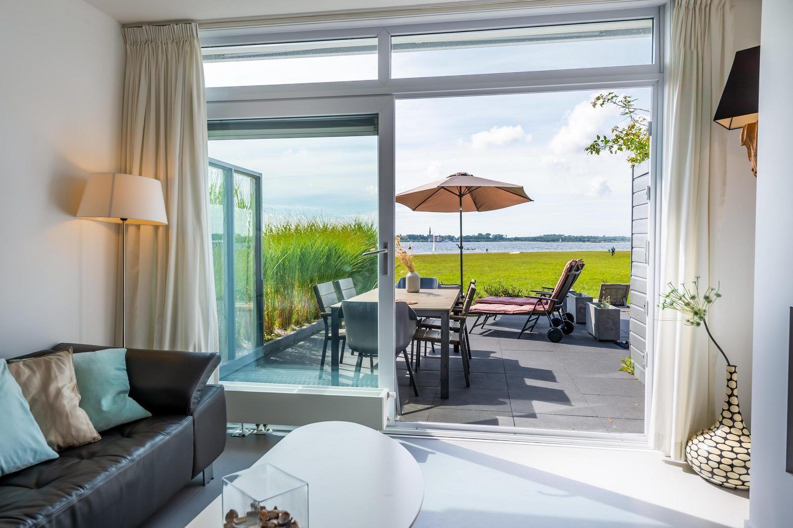 Zonnig terras van VZ2312 Vakantiehuis in Kamperland met uitzicht op het meer, Noord-Beveland, Zeeland.