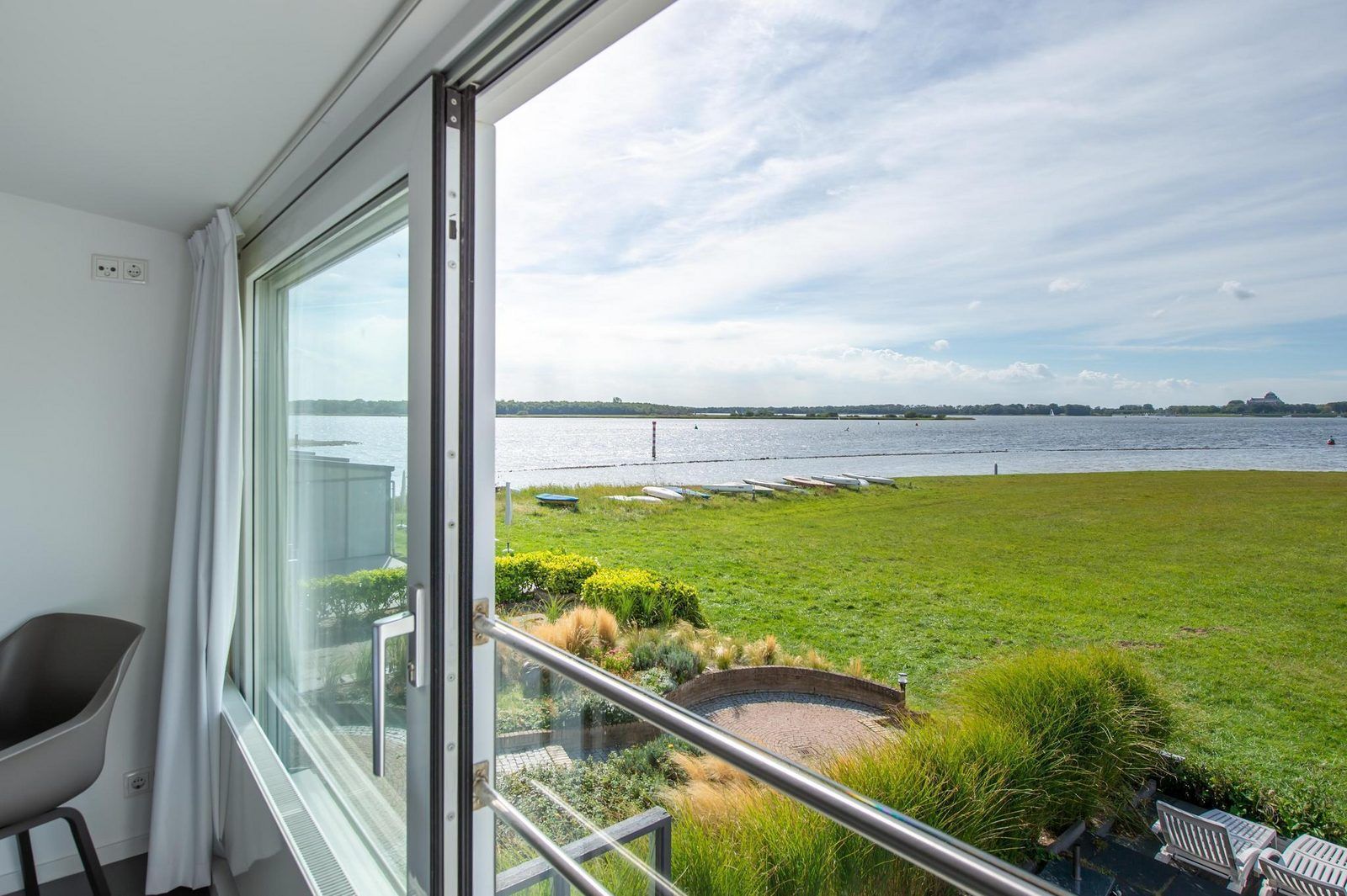 Uitzicht vanaf de slaapkamer van VZ2312 Vakantiehuis in Kamperland op het meer, Noord-Beveland, Zeeland.