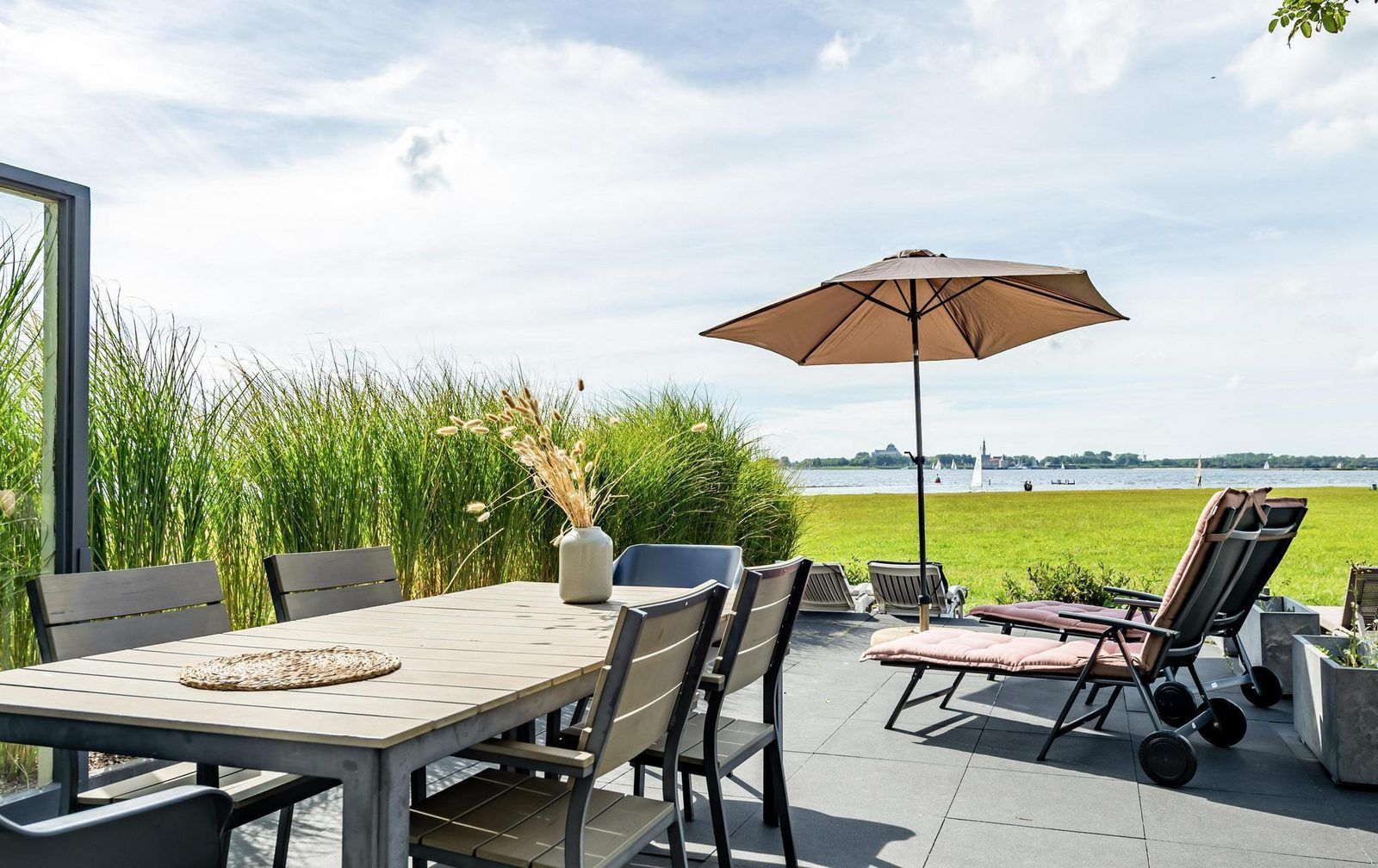 Ontspannen op het terras van VZ2312 Vakantiehuis in Kamperland met uitzicht op het water, Noord-Beveland, Zeeland.