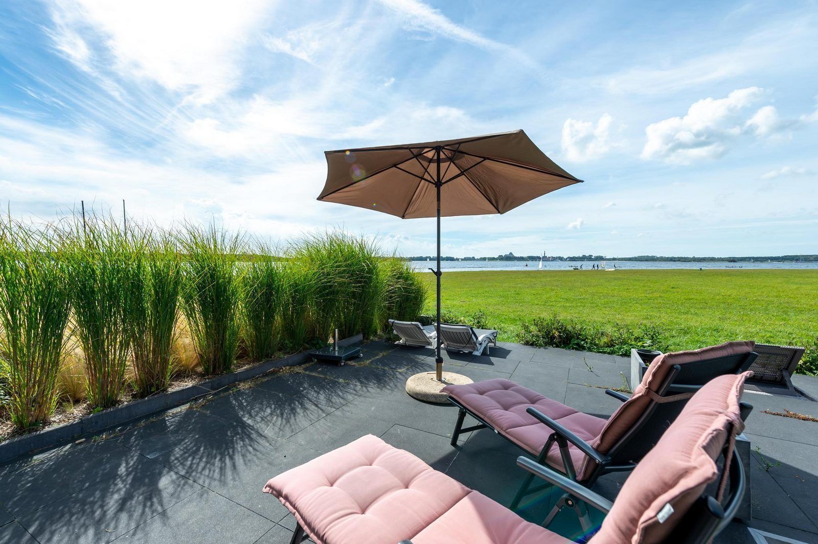 Buitenzitje van VZ2312 Vakantiehuis in Kamperland met uitzicht op het meer, Noord-Beveland, Zeeland.