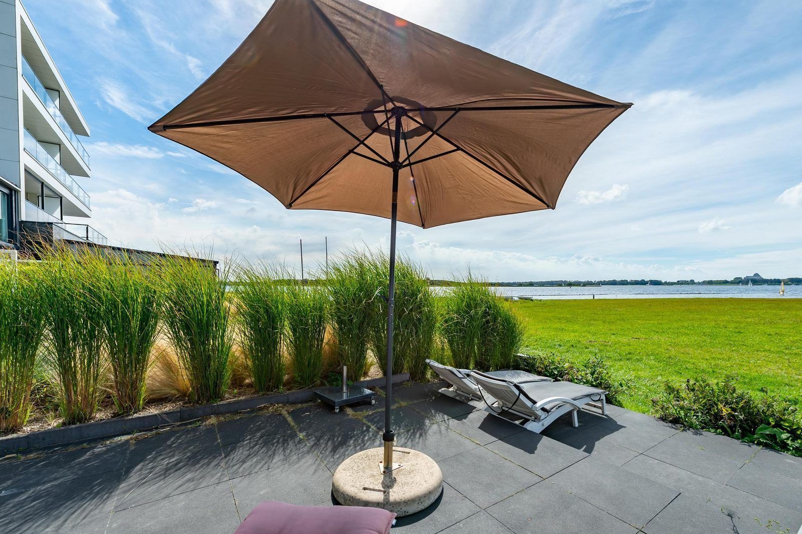 Zicht op het meer vanaf het terras van VZ2312 Vakantiehuis in Kamperland, Noord-Beveland, Zeeland.