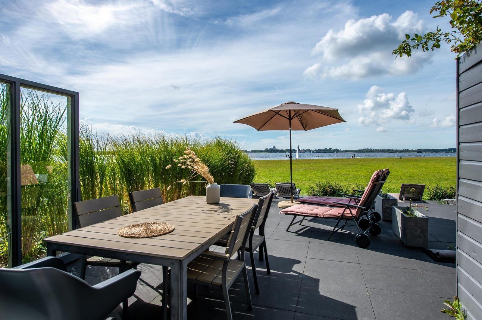 Prachtig uitzicht op het meer vanaf VZ2312 Vakantiehuis in Kamperland, Noord-Beveland, Zeeland.