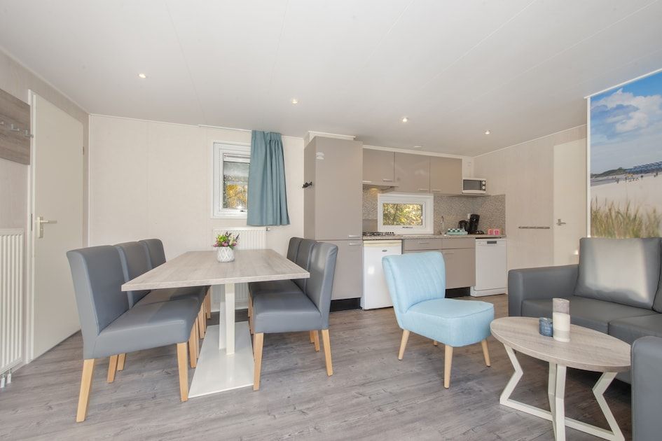 Gemuetlicher Innenbereich des Chalets RP6B in Kamperland, Noord-Beveland, mit moderner Kueche und gemuetlicher Sitzecke.