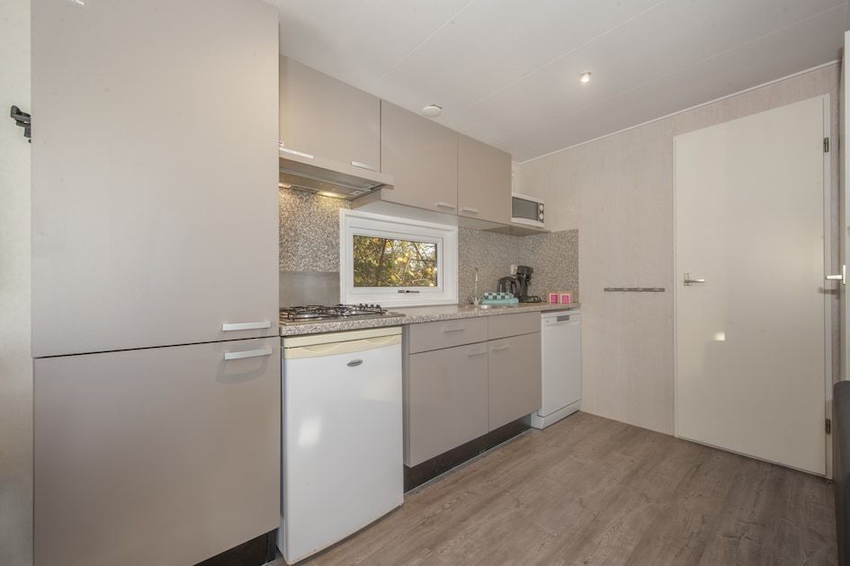 Moderne Kueche im Chalet RP6B in Kamperland, Noord-Beveland, Zeeland mit voller Ausstattung und Blick auf die Natur.