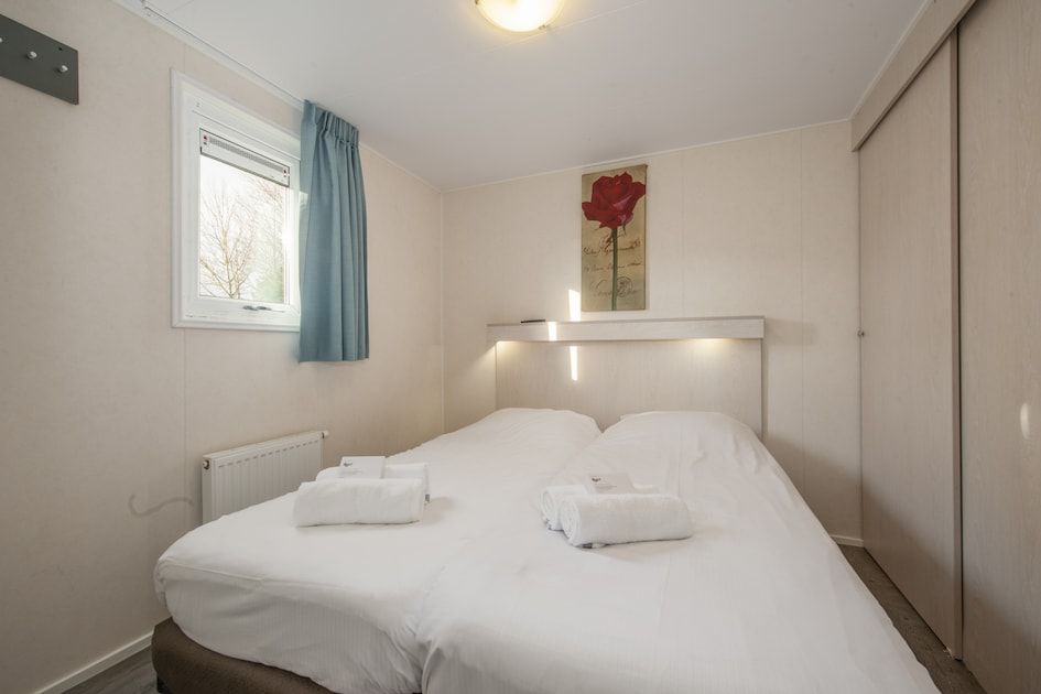 Chalet RP6B in Kamperland, Noord-Beveland mit sonniger Terrasse und gruener Umgebung in Zeeland.