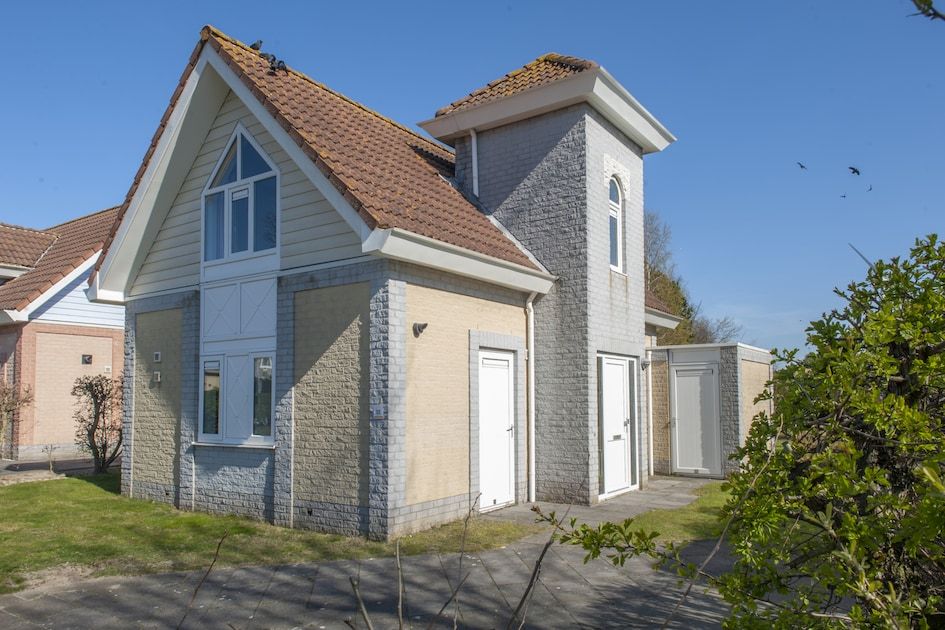 Villa R4A in Kamperland, ein Ferienhaus mit charmanter Fassade und grossem Garten im schoenen Nord-Beveland, Zeeland.