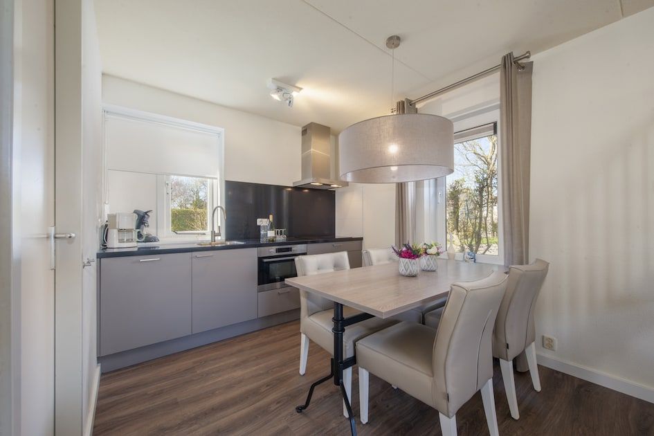 Moderne Kueche und Essbereich in Villa R4A, Ferienhaus in Kamperland, Noord-Beveland, ideal fuer gemuetliche Mahlzeiten.