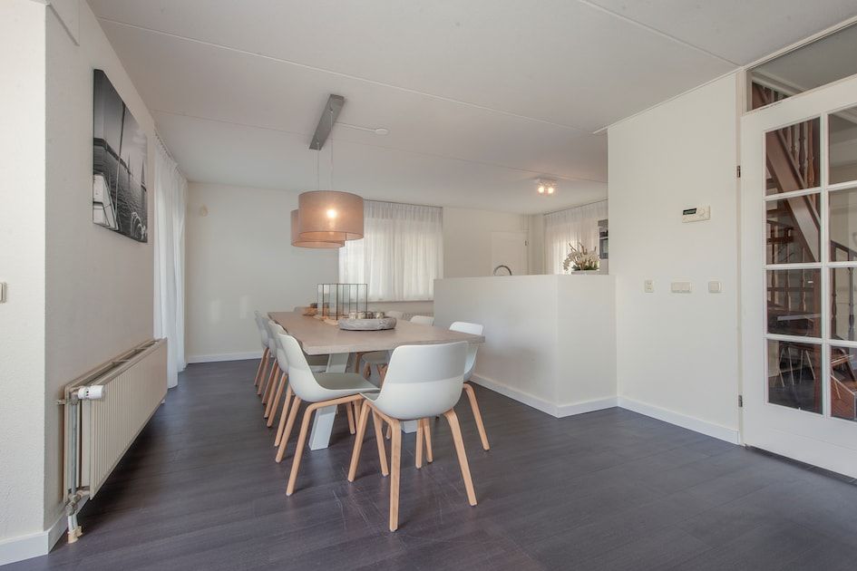 Modernes Esszimmer in der Villa R10B, einem Ferienhaus in Kamperland, Noord-Beveland, Zeeland, mit stilvoller Einrichtung und grossem Tisch.