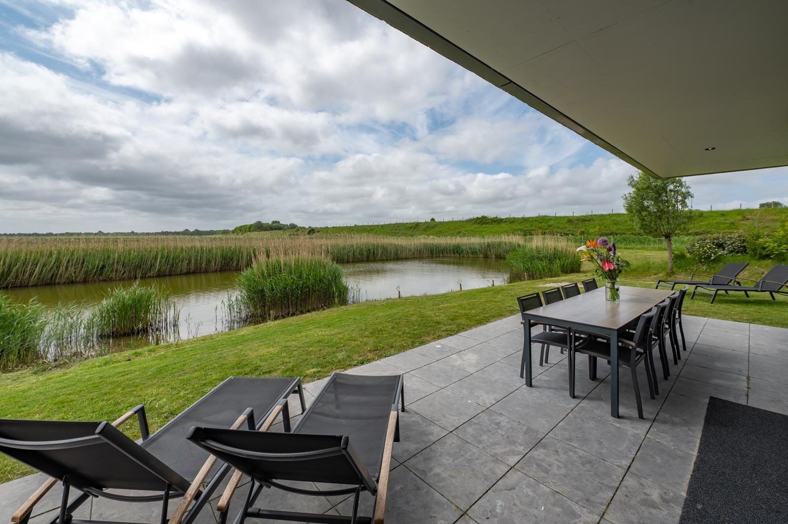 Outdoor terrace with deck chairs in Waterline 04, De Groote Duynen, Kamperland.