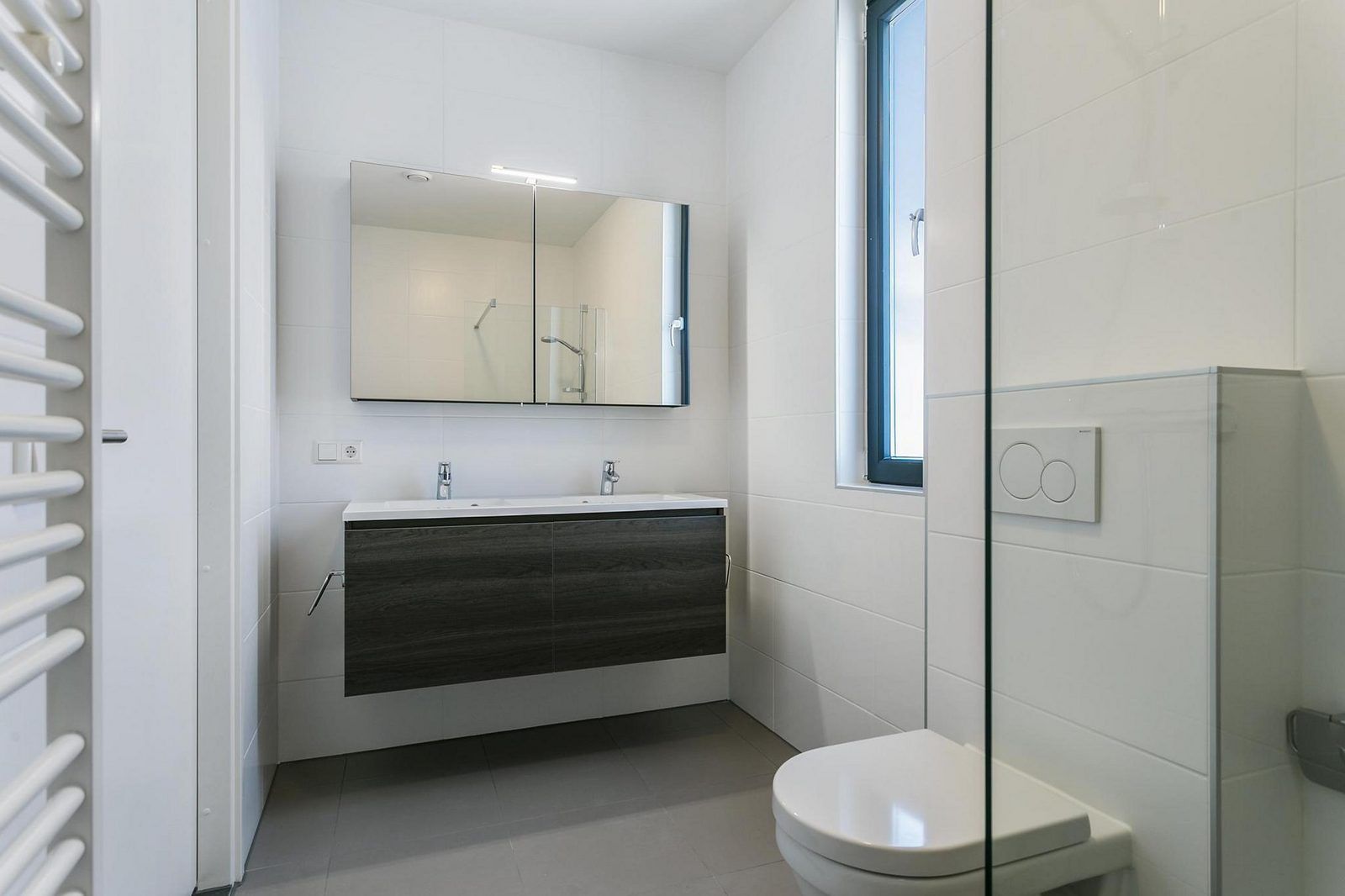 Modern bathroom in Waterline 04, De Groote Duynen, Kamperland, Zeeland.