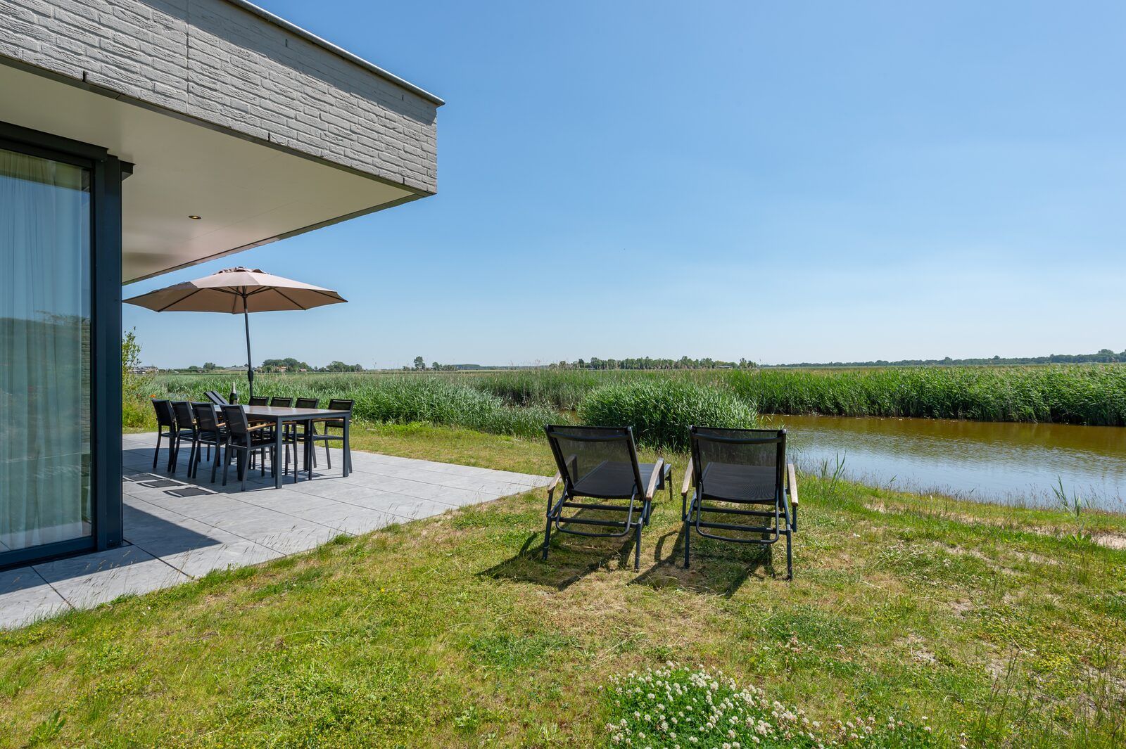 Terrace with parasol in Waterline 04, De Groote Duynen, Kamperland.