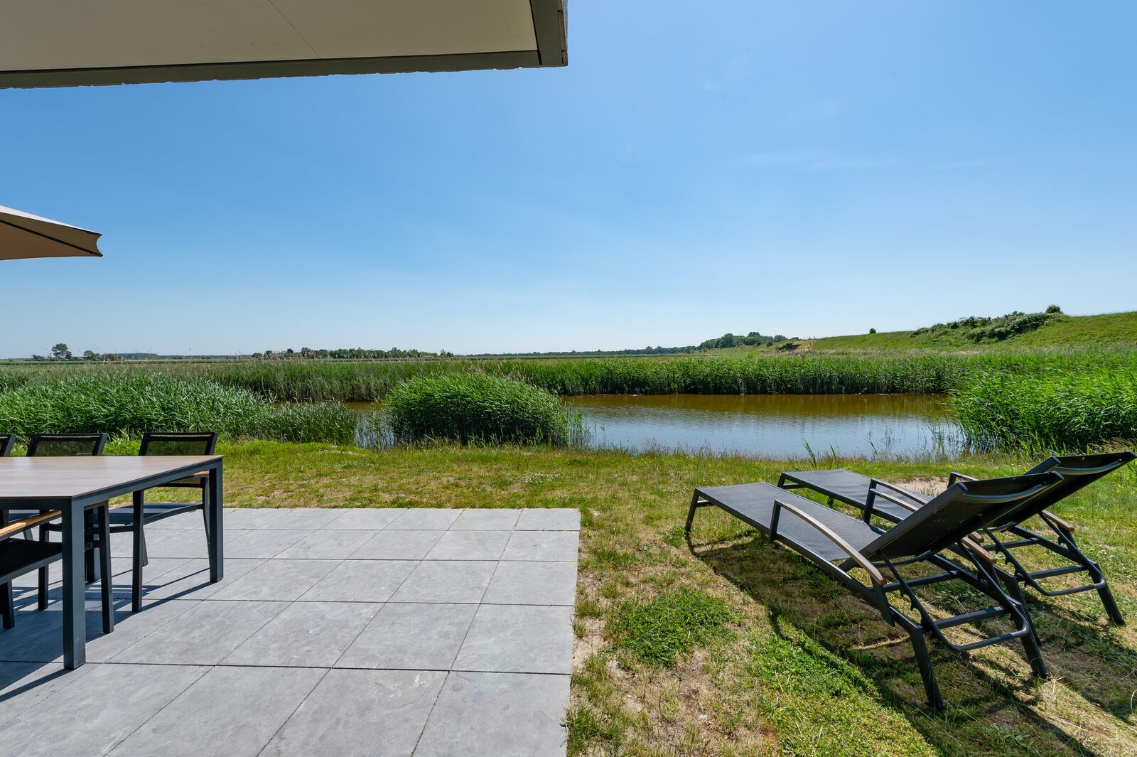 Sunny garden with a view in Waterline 04, De Groote Duynen, Kamperland.