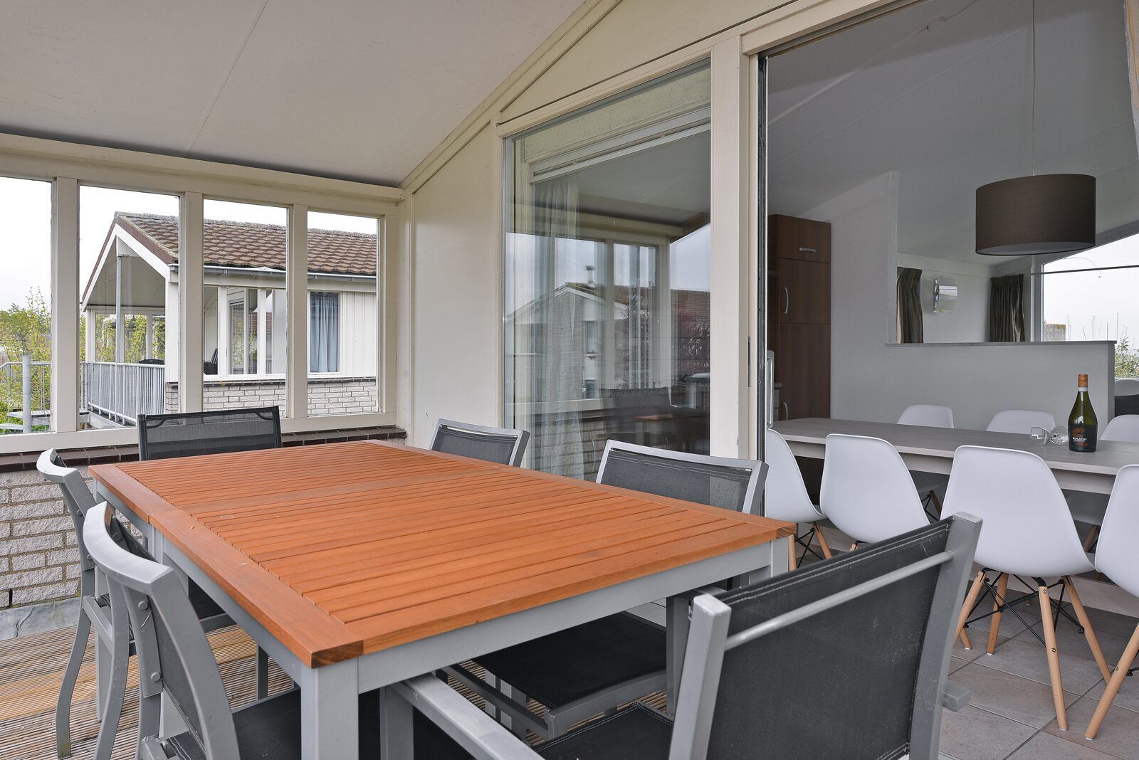 Veranda van Ostrea 106 in Roompot Beach Resort, Kamperland met eettafel en uitzicht in Noord-Beveland, Zeeland.