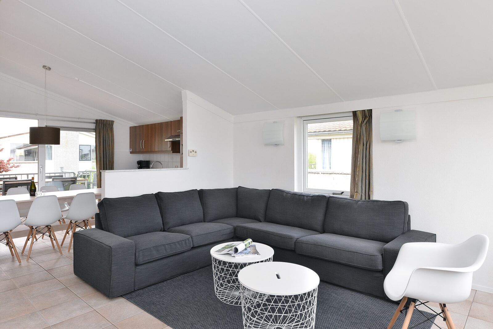 Ruime woonkamer van Ostrea 106 in Roompot Beach Resort, Kamperland met comfortabele bank in Noord-Beveland, Zeeland.