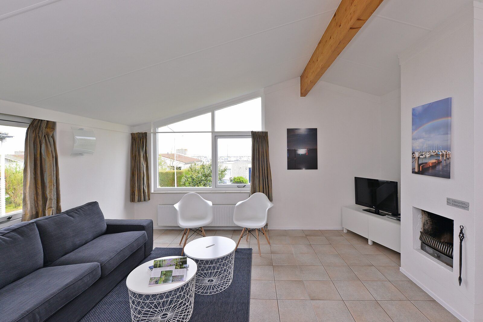 Gezellige zithoek in Ostrea 106, Roompot Beach Resort, Kamperland met open haard in Noord-Beveland, Zeeland.