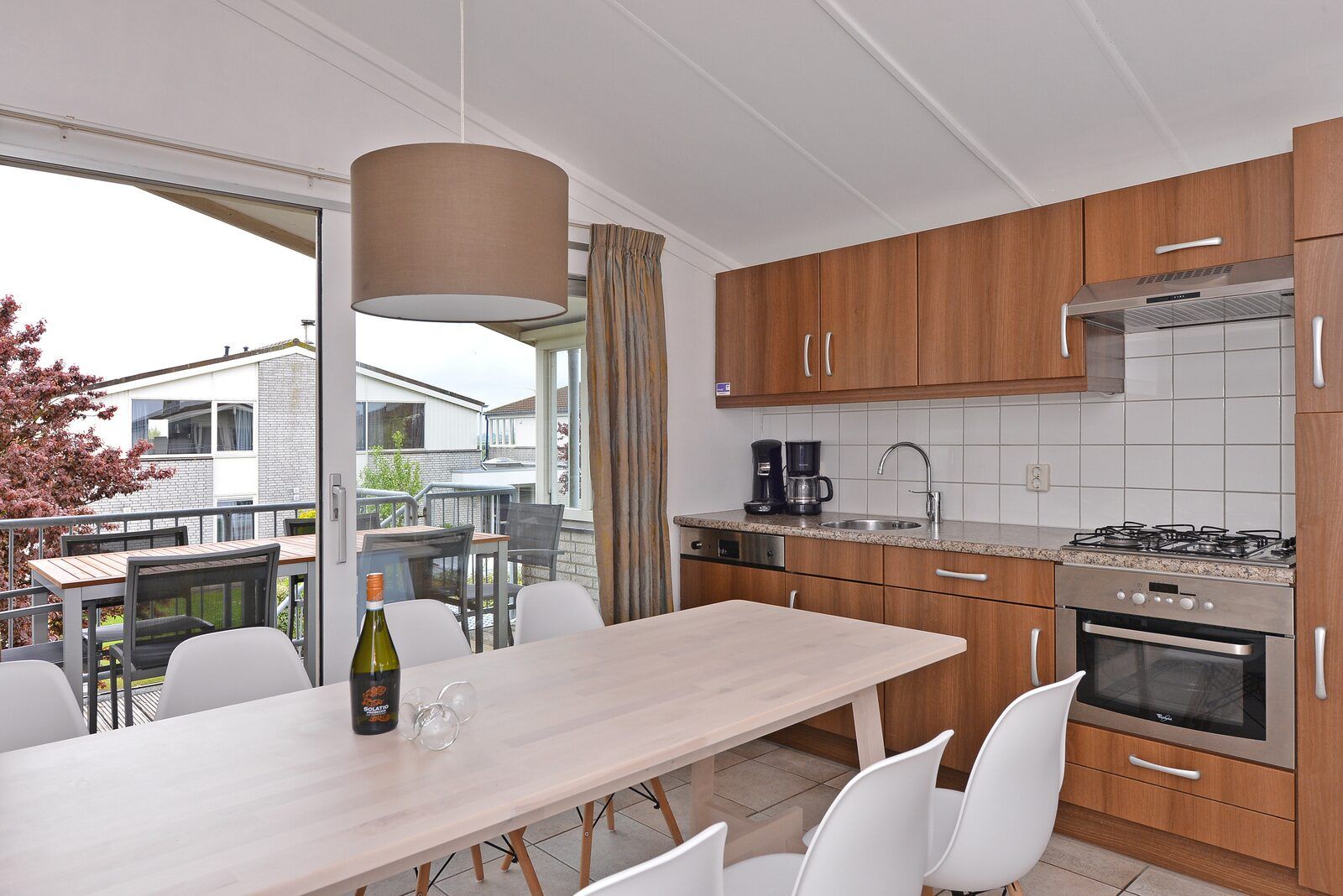 Moderne keuken in Ostrea 106, Roompot Beach Resort, Kamperland met uitzicht op terras in Noord-Beveland, Zeeland.