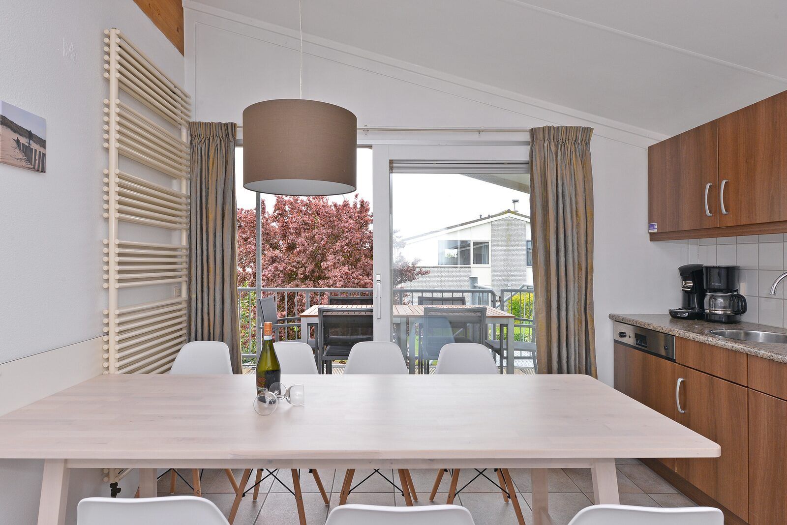 Eetkamer in Ostrea 106, Roompot Beach Resort, Kamperland met grote eettafel in Noord-Beveland, Zeeland.