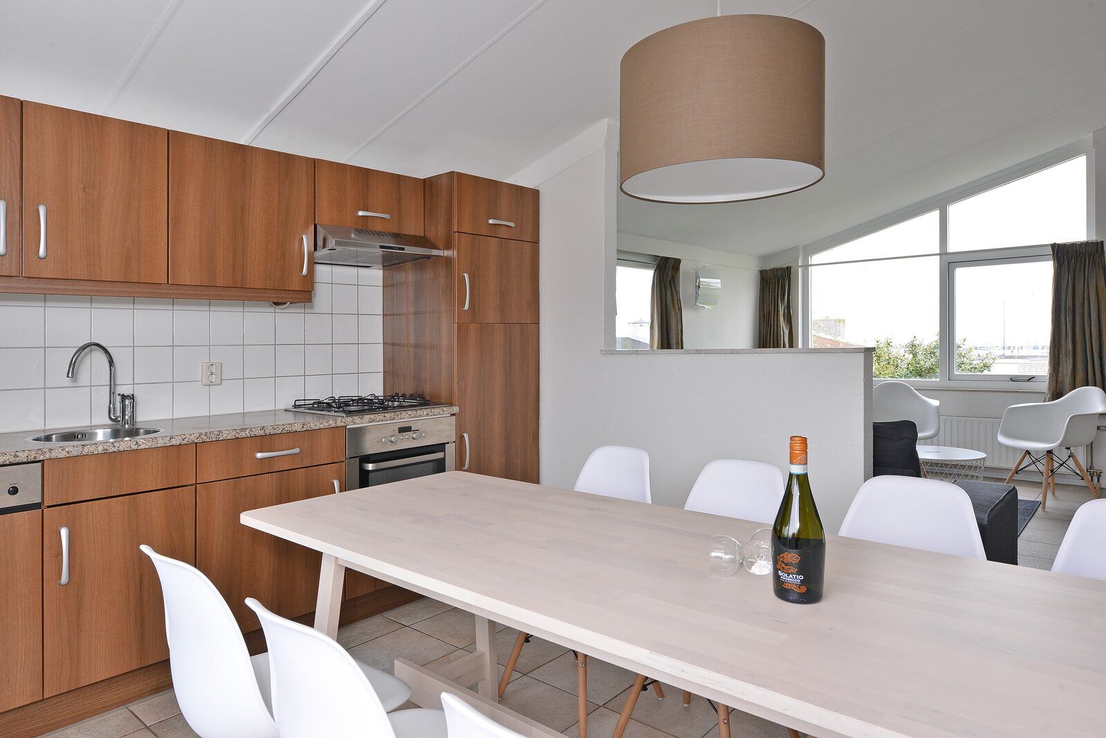 Open keuken en eetruimte in Ostrea 106, Roompot Beach Resort, Kamperland in Noord-Beveland, Zeeland.