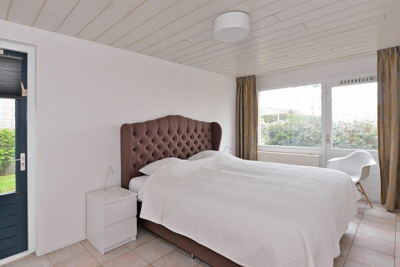 Slaapkamer in Ostrea 106, Roompot Beach Resort, Kamperland met luxe bed in Noord-Beveland, Zeeland.