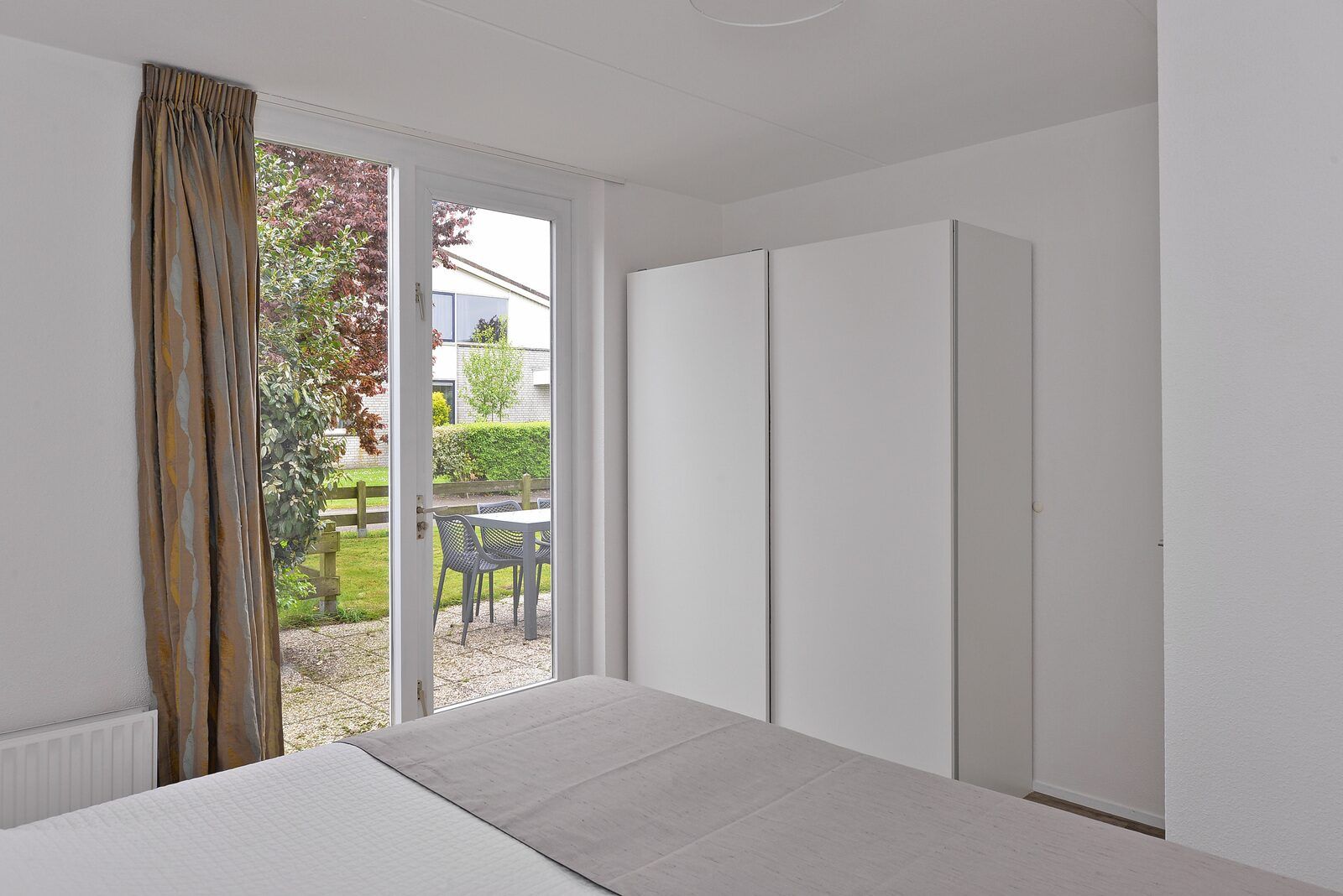 Slaapkamer met terras in Ostrea 106, Roompot Beach Resort, Kamperland in Noord-Beveland, Zeeland.