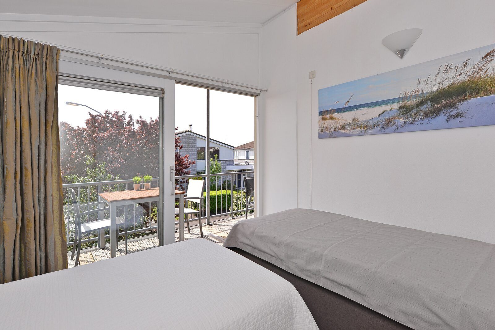 Slaapkamer met balkon in Ostrea 106, Roompot Beach Resort, Kamperland in Noord-Beveland, Zeeland.