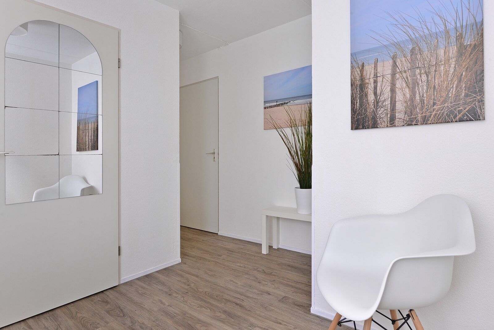 Hal met spiegel in Ostrea 106, Roompot Beach Resort, Kamperland in Noord-Beveland, Zeeland.