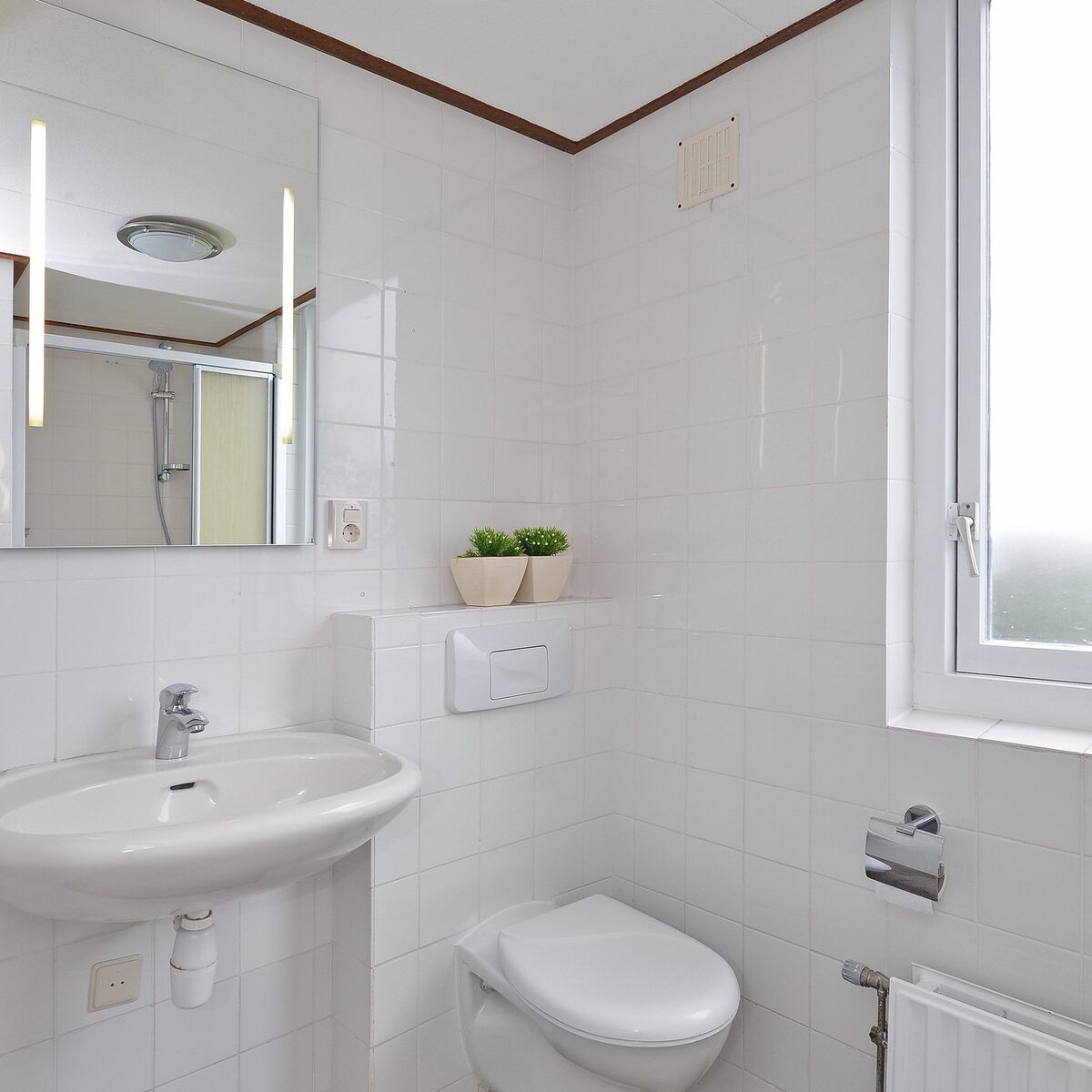 Compacte badkamer in Ostrea 106, Roompot Beach Resort, Kamperland met toilet en wastafel in Noord-Beveland, Zeeland.