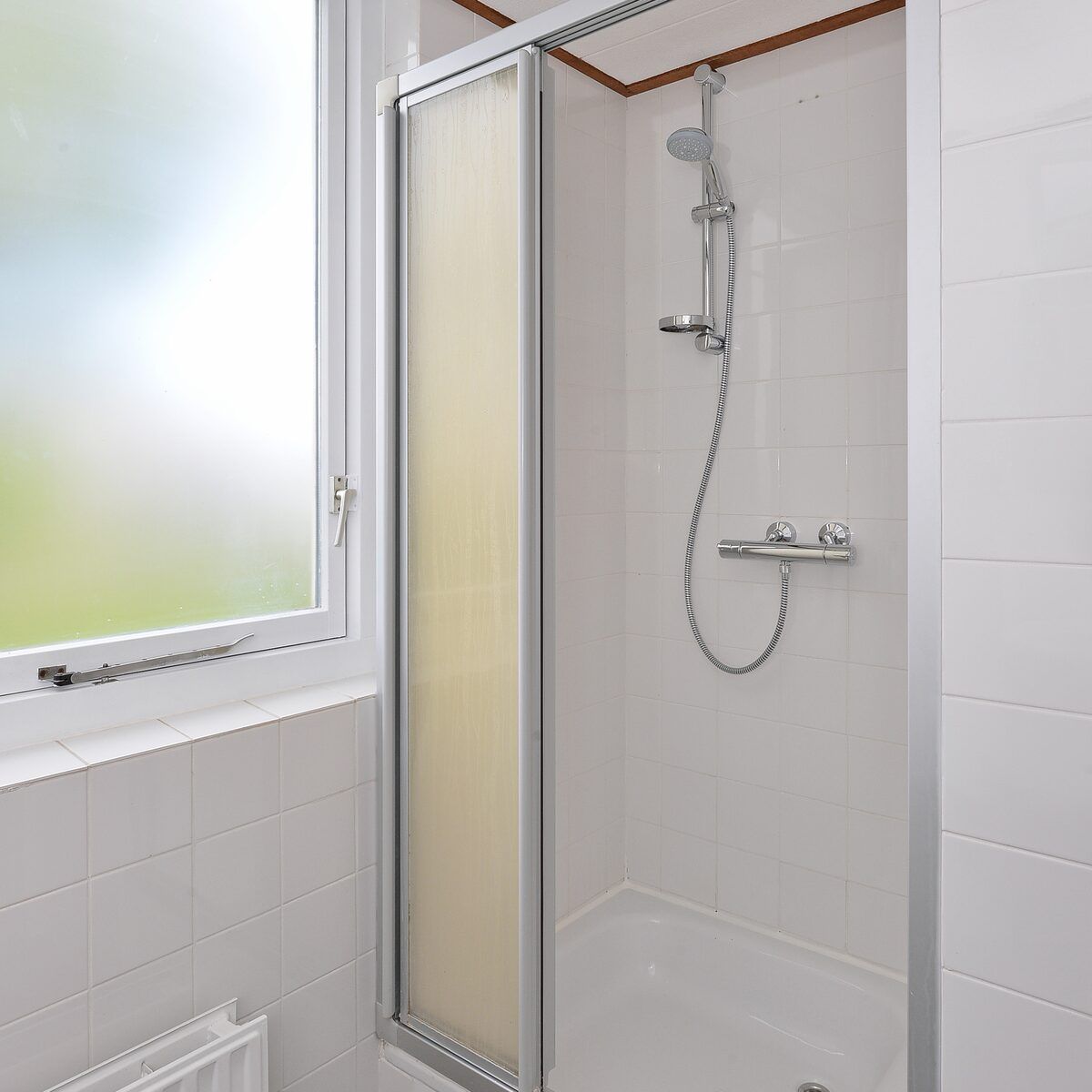 Douche in moderne badkamer van Ostrea 106, Roompot Beach Resort, Kamperland in Noord-Beveland, Zeeland.