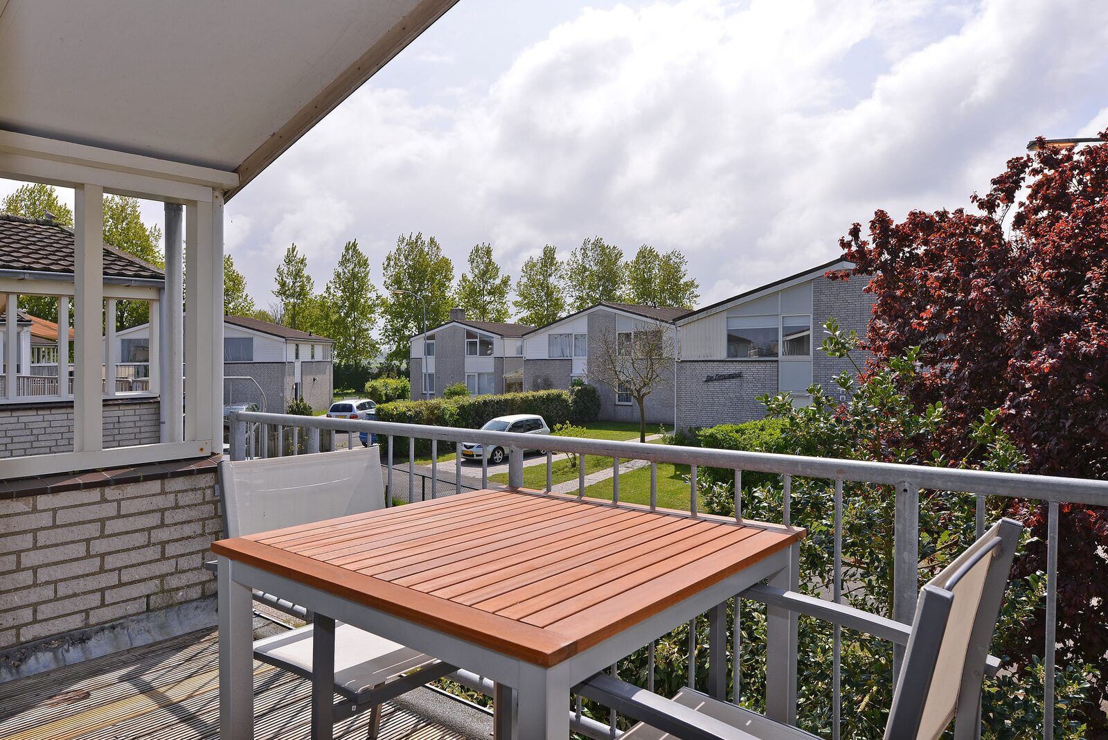 Balkon met tuinzicht in Ostrea 106, Roompot Beach Resort, Kamperland in Noord-Beveland, Zeeland.