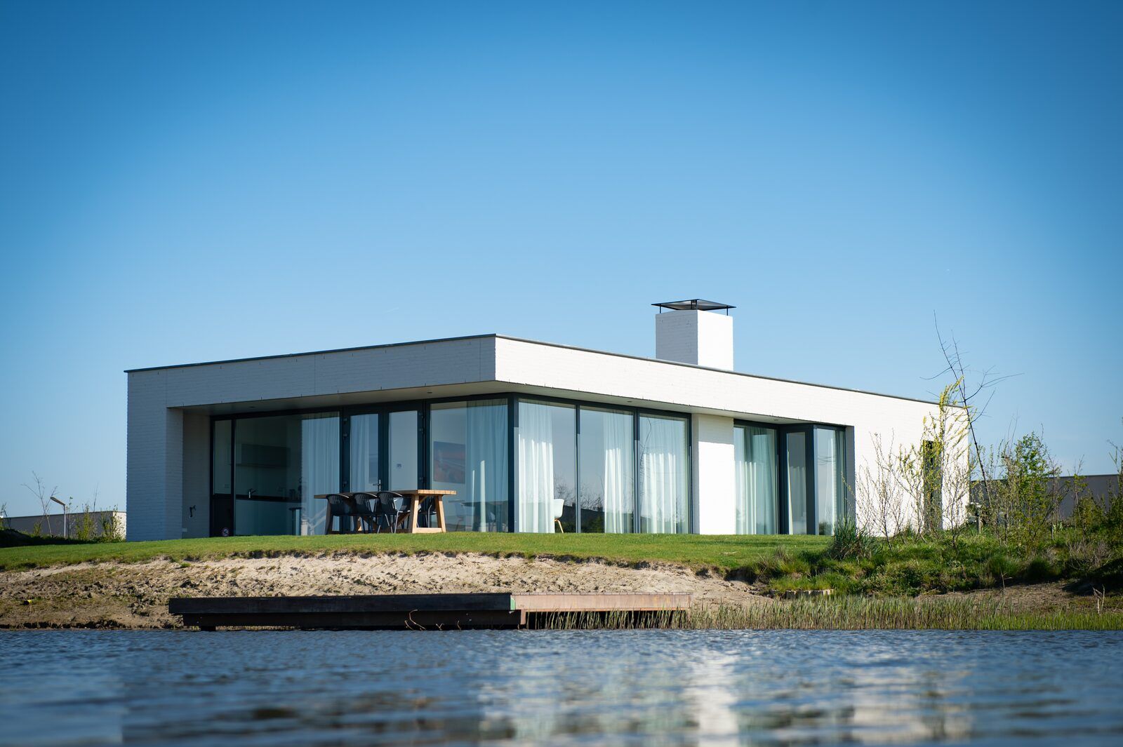 Moderne bungalow Waterlijn 03 | De Groote Duynen aan het water in Kamperland, Noord-Beveland, Zeeland.