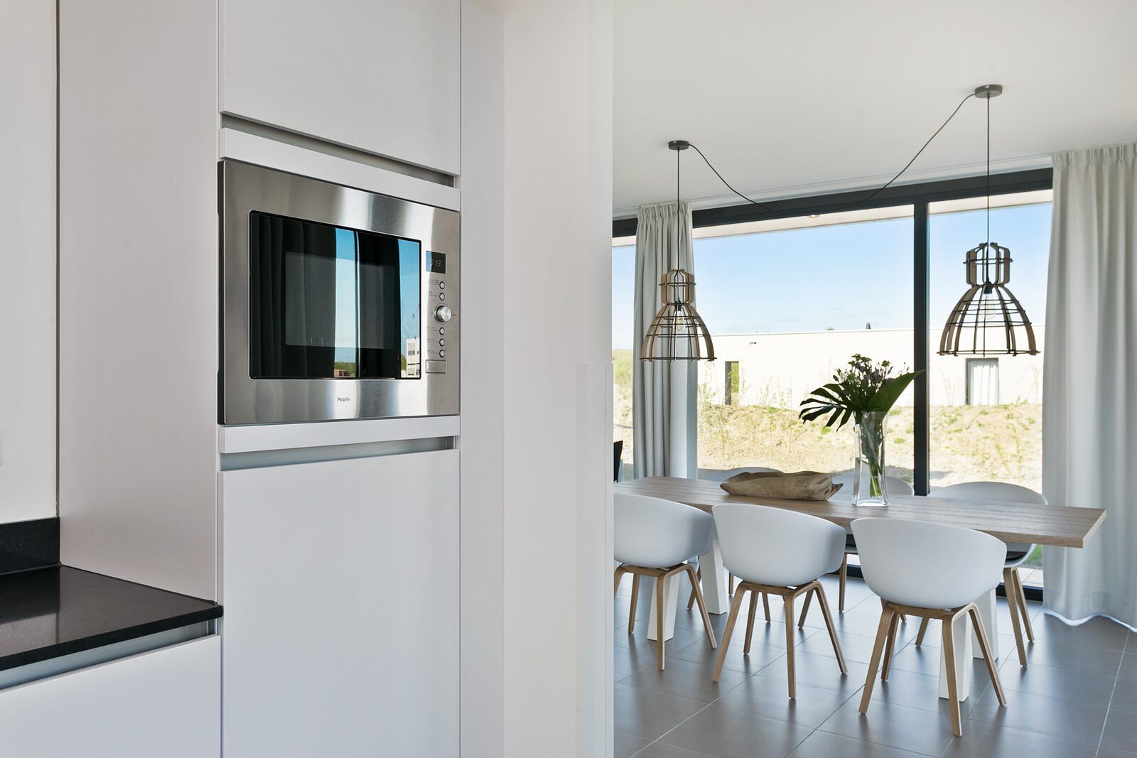 Keuken en eetruimte in Waterlijn 03 | De Groote Duynen, vakantiehuis in Kamperland, Noord-Beveland, Zeeland.