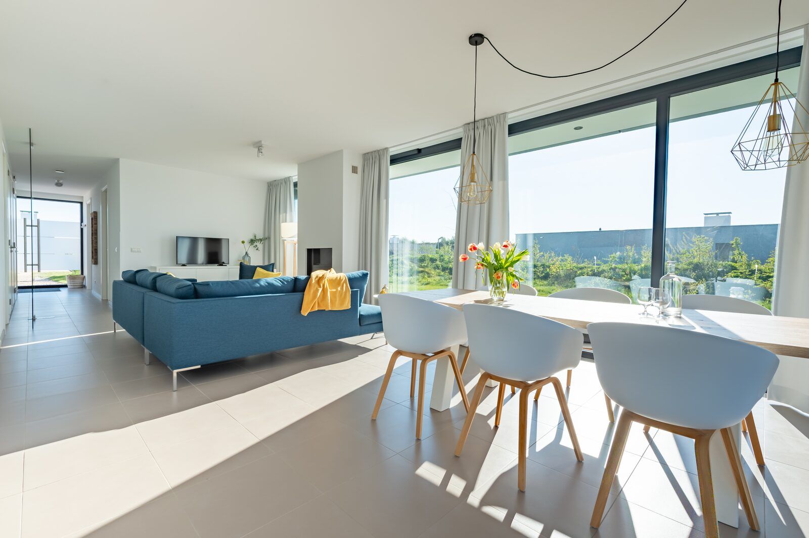 Open leefruimte in Waterlijn 03 | De Groote Duynen, vakantiehuis in Kamperland, Noord-Beveland, met veel lichtinval.