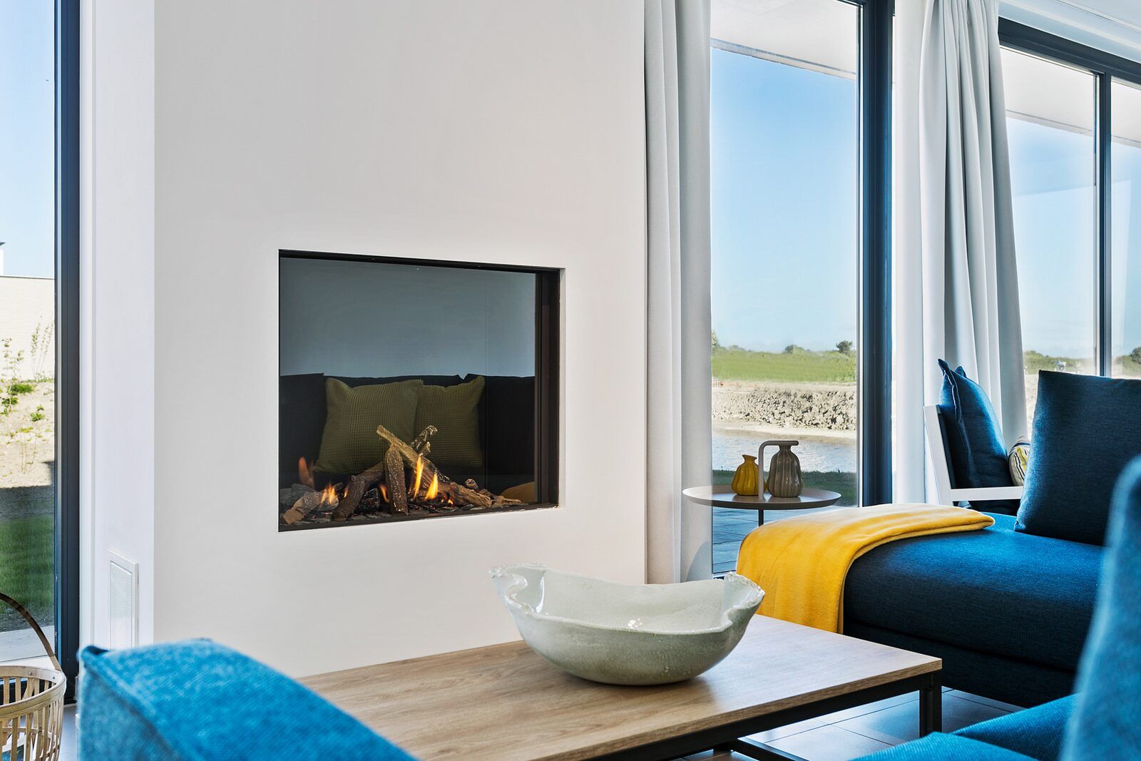 Gezellige zithoek met haard in Waterlijn 03 | De Groote Duynen, vakantiehuis in Kamperland, Noord-Beveland, Zeeland.