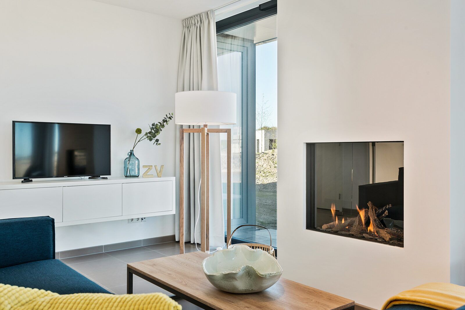 Moderne woonkamer met tv in Waterlijn 03 | De Groote Duynen, vakantiehuis in Kamperland, Noord-Beveland, Zeeland.