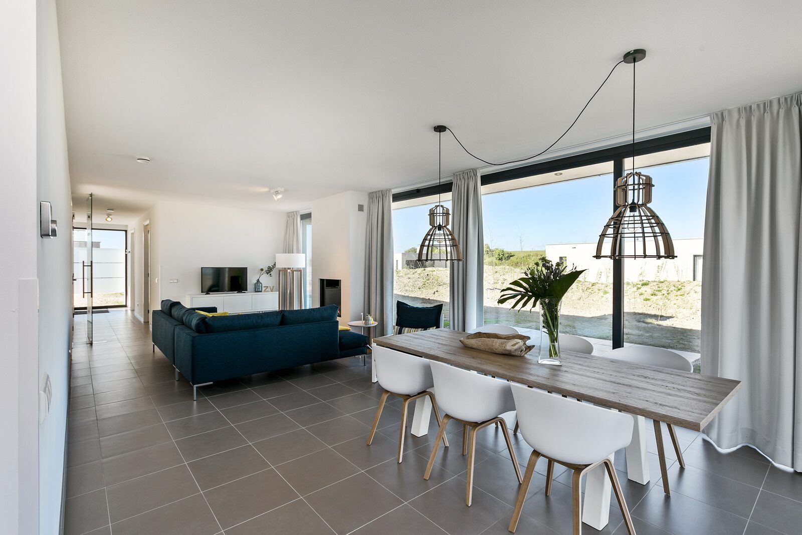 Ruime woon- en eetkamer in Waterlijn 03 | De Groote Duynen, vakantiehuis in Kamperland, Noord-Beveland, Zeeland.