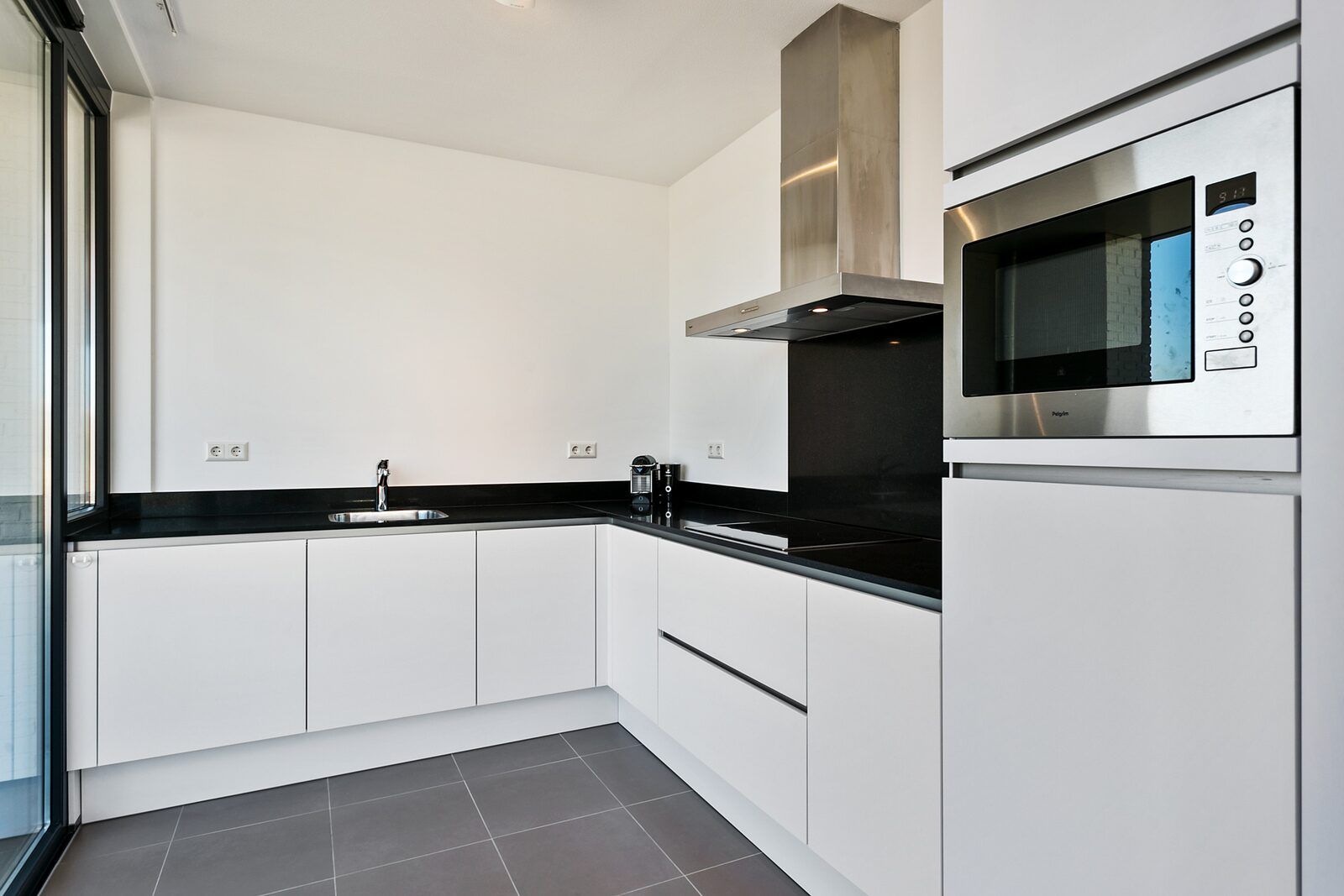 Strakke keuken in Waterlijn 03 | De Groote Duynen, vakantiehuis in Kamperland, Noord-Beveland, Zeeland met moderne apparatuur.