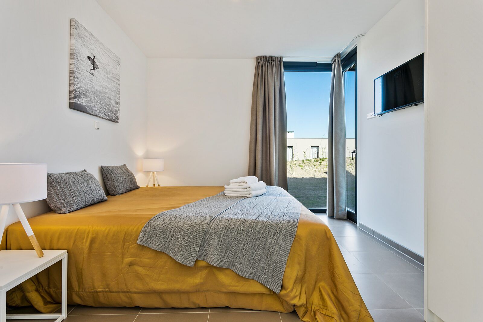 Slaapkamer in Waterlijn 03 | De Groote Duynen, vakantiehuis in Kamperland, Noord-Beveland, Zeeland met groot bed.