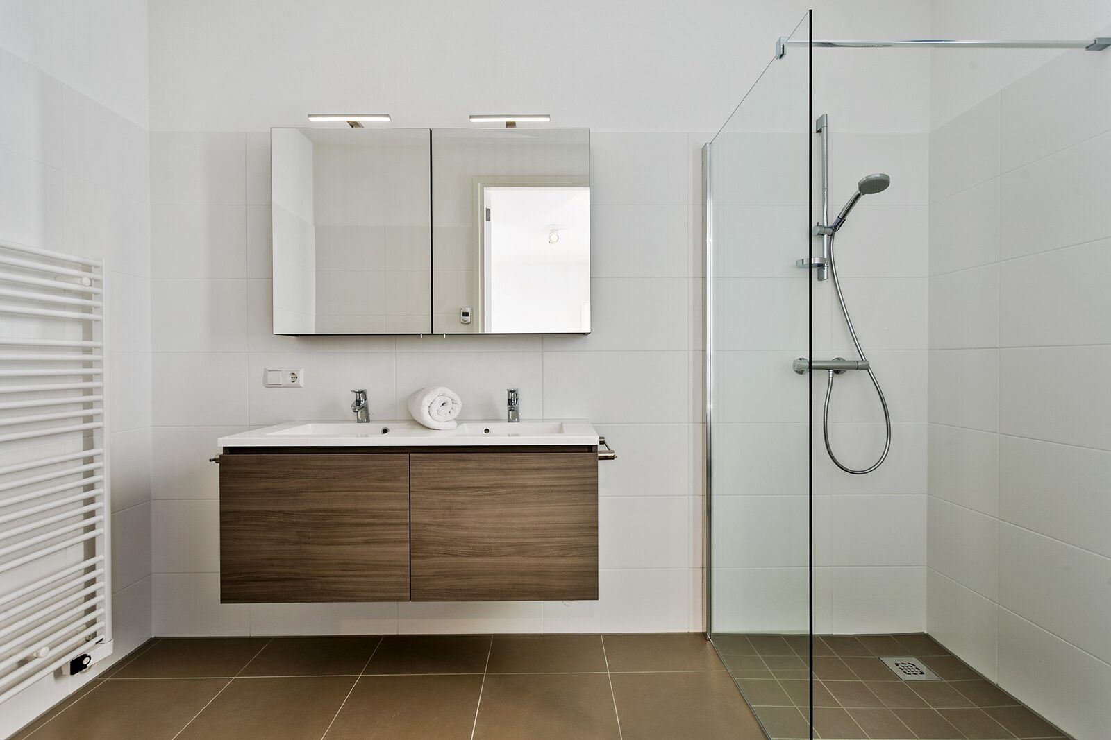 Moderne badkamer in Waterlijn 03 | De Groote Duynen, vakantiehuis in Kamperland, Noord-Beveland, Zeeland met dubbele wastafel.