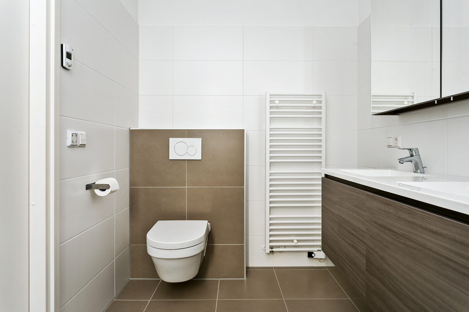 Toilet in Waterlijn 03 | De Groote Duynen, vakantiehuis in Kamperland, Noord-Beveland, Zeeland met moderne afwerking.