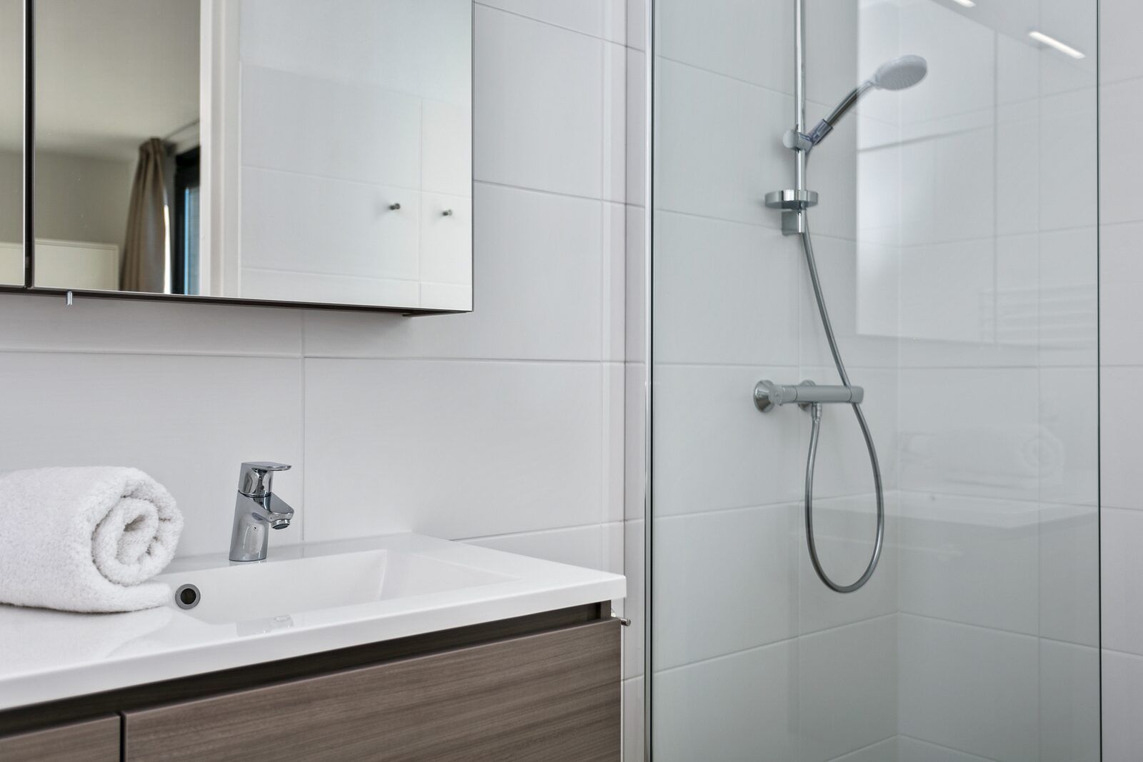 Douche in Waterlijn 03 | De Groote Duynen, vakantiehuis in Kamperland, Noord-Beveland, Zeeland met glazen wand.