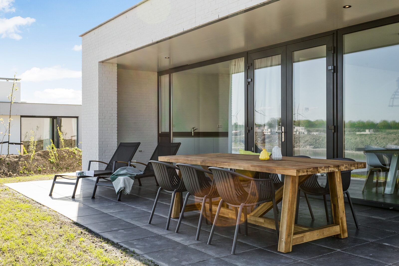 Buitenterras met eettafel in Waterlijn 03 | De Groote Duynen, vakantiehuis in Kamperland, Noord-Beveland, Zeeland.